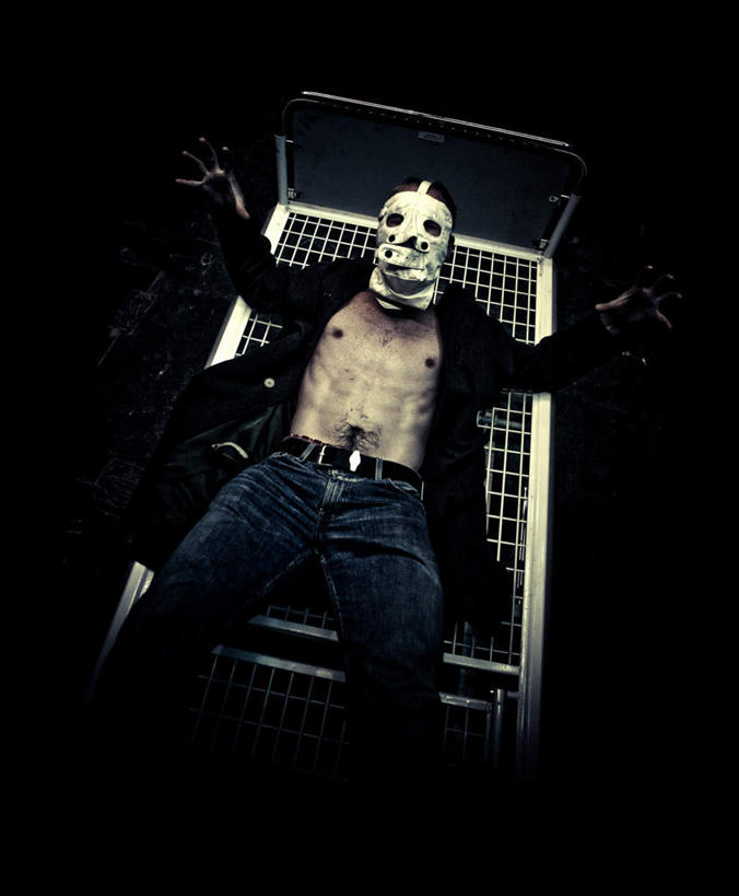 西方人,手,一个人,躺,举,竖图,俯视,室内,白天,安全,欧洲,欧洲人,仅一个男性,仅一个人,阴影,服装,裤子,节日,庆祝,反射,分离,面具,器材,影子,防护,过滤,分开,牛仔裤,休闲装,文化,仅一个年轻男性,衣服,托,庆典,休闲,手部,休闲服,隔断,万圣节,遮掩,服饰,纪念,保护,隔离,掩盖,钢丝床,遮挡,面罩,净化,间隔,防毒面具,遮盖,掩饰,断绝,隔开,屏蔽,屏绝,远离,中断,阻遏,阻隔,导气管,防护器材,滤毒罐,卧着,男人,男性,年轻男性,白种人,举起,举手,举着,躺着,卧,向上举,向上伸,向上托,半身,彩图,高角度拍摄