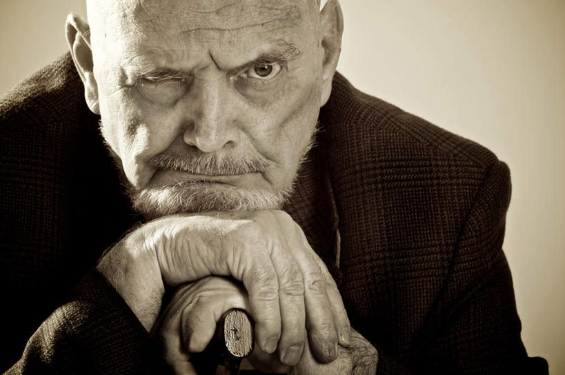 西方人,脸,头,眼睛,脸颊,眉毛,睫毛,手,胡须,一个人,坐,横图,室内,特写,白天,正面,房间,欧洲,欧洲人,瞳孔,仅一个男性,仅一个人,一双,撑,阴影,服装,光线,工具,影子,墙,灯光,注视,休闲装,肩膀,墙壁,墙面,衣服,观察,看,仅一个老年男性,休闲,手部,休闲服,器械,眼部,服饰,拐杖,观看,手杖,察看,撑着,关注,医疗器械,辅助设备,老年男性,男人,男性,白种人,头部,胡子,络腮胡,睫,脸部,脸蛋,眉,面部,眼,眼睫毛,眼眉,坐着,半身,彩图,眼眉毛