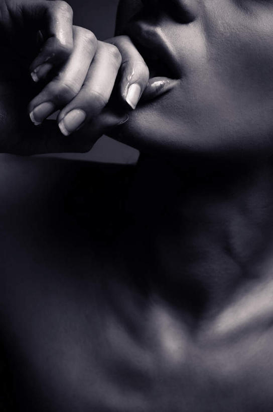 西方人,手,一个人,模特,摸,竖图,室外,特写,白天,正面,性感,欧洲,欧洲人,仅一个年轻女性,仅一个女性,仅一个人,抚摸,黑色背景,朦胧,模糊,裸露,手部,诱惑,摄影,影棚,单手,勾引,暴露,袒露,引诱,尤物,年轻女性,女人,女性,白种人,模特儿,触摸,接触,半身,彩图,影棚拍摄,拍摄,佳丽,丽人,美人