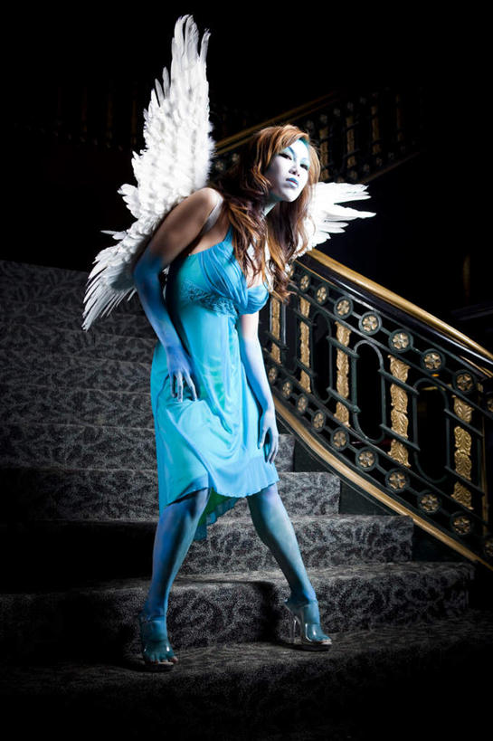 西方人,一个人,栏杆,站,竖图,室内,白天,正面,裙子,楼梯,欧洲,欧洲人,仅一个年轻女性,仅一个女性,仅一个人,天使,阴影,连衣裙,服装,装饰,反射,翅膀,彩绘,扶手,影子,阶梯,注视,休闲装,护栏,台阶,衣服,蓝色,观察,看,站着,休闲,疼痛,休闲服,服饰,观看,颜料,悲伤,华丽,修饰,点缀,察看,神圣,关注,善良,痛苦,信徒,衬托,美观,雅致,雅观,使者,疾苦,苦楚,圣洁,年轻女性,女人,女性,白种人,站立,彩图,全身