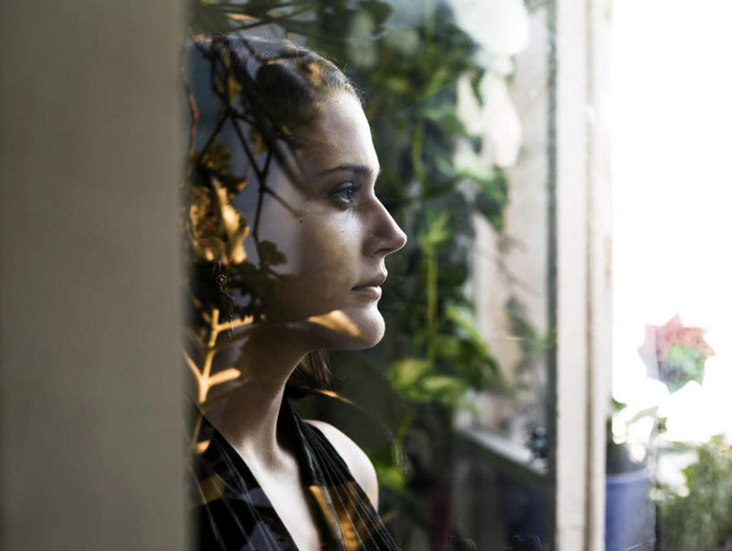 西方人,一个人,横图,室外,白天,侧面,失败,窗户,玻璃,欧洲,欧洲人,仅一个年轻女性,仅一个女性,仅一个人,阴影,沮丧,反射,影子,长春藤,常春藤,注视,玻璃窗,玻璃制品,观察,看,难受,无奈,观看,失望,悲伤,察看,伤心,难过,关注,失落,颓废,永恒,挫败,受挫,落败,落空,错过,失足,失意,失策,失算,颓丧,衰颓,悲哀,懊丧,颓靡,气馁,丧气,不朽,忠实,洋常春藤,败北,挫折,失利,年轻女性,女人,女性,白种人,半身,彩图,常青藤