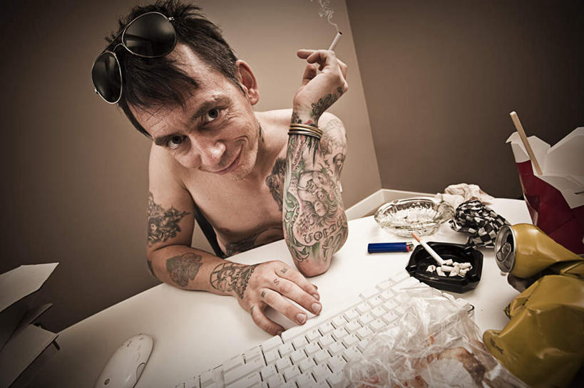 西方人,一个人,坐,笑,微笑,横图,俯视,室内,白天,时尚,电脑,笔记本电脑,键盘,香烟,欧洲,欧洲人,仅一个男性,仅一个人,仅一个中年男性,握,阴影,反射,网络,影子,陶瓷,墙,陶瓷制品,拿,拿着,注视,文化,输入设备,通讯设备,裸露,纹身,墙壁,墙面,观察,看,烟,个性,握着,信仰,观看,烟灰缸,察看,无线,关注,刺青,裸,追求,通信设备,无线网络,想象,无线上网,便携式电脑,文身,勇气,崇拜,张扬,烟碟,烟盅,手提电脑,男人,男性,中年男性,白种人,卷烟,烟草,纸烟,坐着,半身,彩图,高角度拍摄