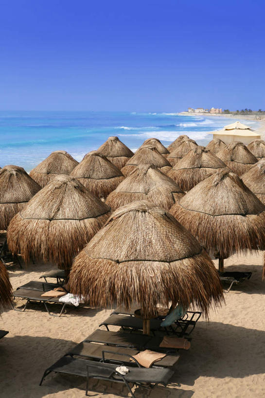 无人,竖图,室外,白天,正面,旅游,度假,美景,沙滩,一排,许多,阴影,整齐,光线,伞,沙子,影子,雨伞,遮阳伞,海岸,景观,水平线,辽阔,海平线,沙地,很多,草棚,娱乐,阳伞,排列,蓝色,蓝天,天空,阳光,自然,天,享受,休闲,广阔,景色,放松,晴朗,一望无际,队列,自然风光,万里无云,无边无际,一马平川,海滩,晴空,晴空万里,彩图,水天相接,水天一线