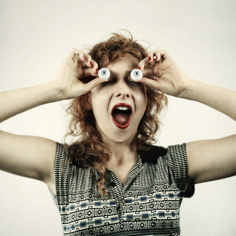 西方人,眼睛,眉毛,睫毛,一个人,站,举,方图,室内,白天,白色背景,正面,欧洲,欧洲人,瞳孔,仅一个年轻女性,仅一个女性,仅一个人,墙,墙壁,墙面,托,站着,张嘴,眼部,摄影,影棚,张大嘴巴,年轻女性,女人,女性,白种人,睫,眉,眼,眼睫毛,眼眉,张开嘴,举起,举手,举着,向上举,向上伸,向上托,站立,半身,彩图,影棚拍摄,拍摄,眼眉毛