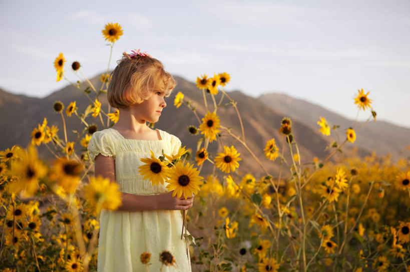 西方人,儿童,一个人,站,横图,室外,白天,正面,裙子,快乐,幸福,纯洁,花海,花圃,山,山脉,植物,叶子,欧洲,欧洲人,仅一个女性,仅一个人,握,连衣裙,模糊,盛开,山峰,云,云朵,玛格丽特,山峦,拿,花蕾,云彩,拿着,注视,雏菊,花,花瓣,花朵,花卉,鲜花,小孩,蓝色,绿色,白云,蓝天,天空,花丛,花束,花田,群山,天,花苞,花蕊,观察,看,站着,仅一个小孩,菊花,活力,可爱,童年,童趣,握着,晴朗,观看,希望,察看,坚强,关注,和平,童真,烂漫,无邪,离别,延命菊,幸福花,春菊,马兰头花,暗恋,纯情,单恋,含糊,恍惚,模胡,依稀,隐约,天真,女孩,女人,女性,白种人,孩子,晴空,站立,半身,彩图,愉快,女生