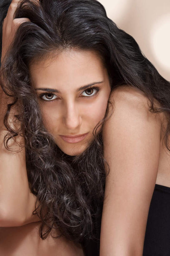 西方人,眼睛,眉毛,睫毛,头发,一个人,举,摸,竖图,室内,白天,正面,欧洲,欧洲人,瞳孔,仅一个年轻女性,仅一个女性,仅一个人,抚摸,注视,黑色,观察,看,托,眼部,观看,察看,关注,年轻女性,女人,女性,白种人,长发,卷发,睫,眉,眼,眼睫毛,眼眉,触摸,接触,举起,举手,举着,向上举,向上伸,向上托,半身,彩图,眼眉毛