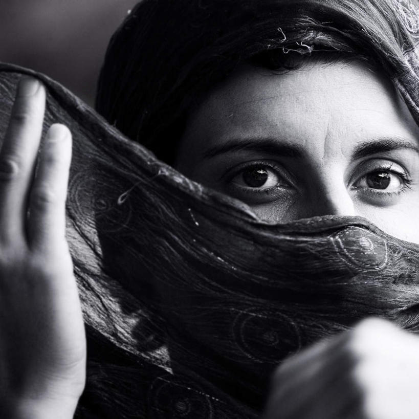 东方人,脸,头,眼睛,脸颊,眉毛,睫毛,手,一个人,举,方图,黑白,室内,特写,白天,正面,亚洲,瞳孔,仅一个年轻女性,仅一个女性,仅一个人,朦胧,模糊,头巾,注视,黄种人,观察,看,托,手部,遮,遮掩,眼部,面纱,观看,察看,掩盖,伊斯兰教,遮挡,关注,遮盖,掩饰,年轻女性,女人,女性,亚洲人,头部,睫,脸部,脸蛋,眉,面部,眼,眼睫毛,眼眉,举起,举手,举着,向上举,向上伸,向上托,半身,眼眉毛