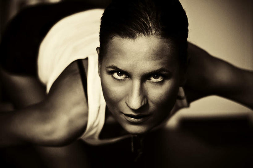 西方人,一个人,模特,笑,微笑,横图,俯视,室内,白天,T恤衫,欧洲,欧洲人,仅一个年轻女性,仅一个女性,仅一个人,灰色背景,内衣,朦胧,模糊,T恤,注视,观察,看,趴着,胸罩,文胸,摄影,影棚,观看,察看,昏暗,关注,乳罩,胸衣,灰暗,晦暗,年轻女性,女人,女性,白种人,模特儿,趴,抬头,仰头,半身,彩图,高角度拍摄,影棚拍摄,拍摄