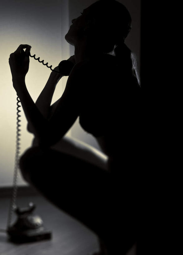 西方人,手,一个人,蹲,说,打电话,竖图,室内,白天,侧面,讨论,地板,电话,欧洲,欧洲人,仅一个年轻女性,仅一个女性,仅一个人,握,墙,地面,拿,拿着,通讯设备,木地板,墙壁,墙面,话筒,手部,电话线,握着,交流,年轻女性,女人,女性,白种人,电话机,蹲着,沟通,讲话,交谈,商讨,说话,谈话,通话,彩图,全身