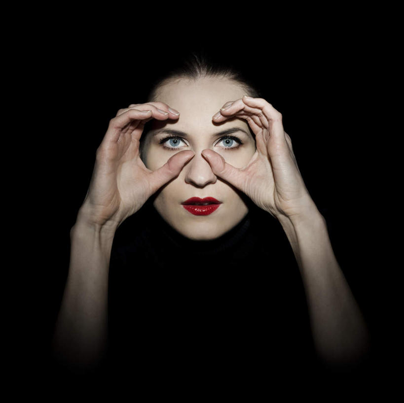 脸,头,眼睛,嘴,脸颊,眉毛,睫毛,手,一个人,举,横图,室内,特写,白天,正面,瞳孔,仅一个年轻女性,仅一个女性,仅一个人,黑色背景,肩膀,托,手部,眼部,摄影,影棚,年轻女性,女人,女性,头部,睫,口,口腔,脸部,脸蛋,眉,面部,眼,眼睫毛,眼眉,嘴巴,嘴唇,举起,举手,举着,向上举,向上伸,向上托,半身,彩图,影棚拍摄,拍摄,眼眉毛