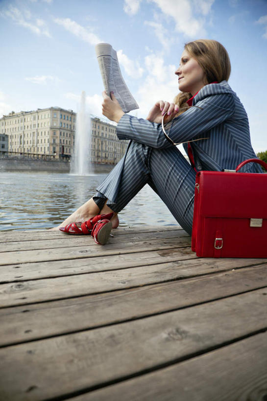 西方人,一个人,码头,竖图,室外,白天,仰视,高跟鞋,西装,阅读,湖,湖泊,水,植物,窗户,港口,喷泉,报纸,鞋子,欧洲,欧洲人,仅一个女性,仅一个人,学习,阴影,波纹,套装,正装,光线,信息,包,公文包,墨镜,木板,影子,墙,湖面,景观,水流,水面,云,云朵,桥,木桥,涟漪,云彩,职业装,文化,玻璃窗,墙壁,墙面,栈桥,树,树木,红色,蓝色,绿色,白云,倒影,蓝天,水纹,天空,阳光,自然,太阳镜,太阳眼镜,波浪,湖水,天,看,品味,仅一个中年女性,遮阳镜,浏览,生长,成长,公事包,人行桥,木板桥,新闻,倒映,水景,水晕,美观,反照,女人,女性,中年女性,白种人,设计,彩图,低角度拍摄,全身,摆渡口,埠头,渡口,渡头,港湾,海港,货运码头,口岸,商港,报刊