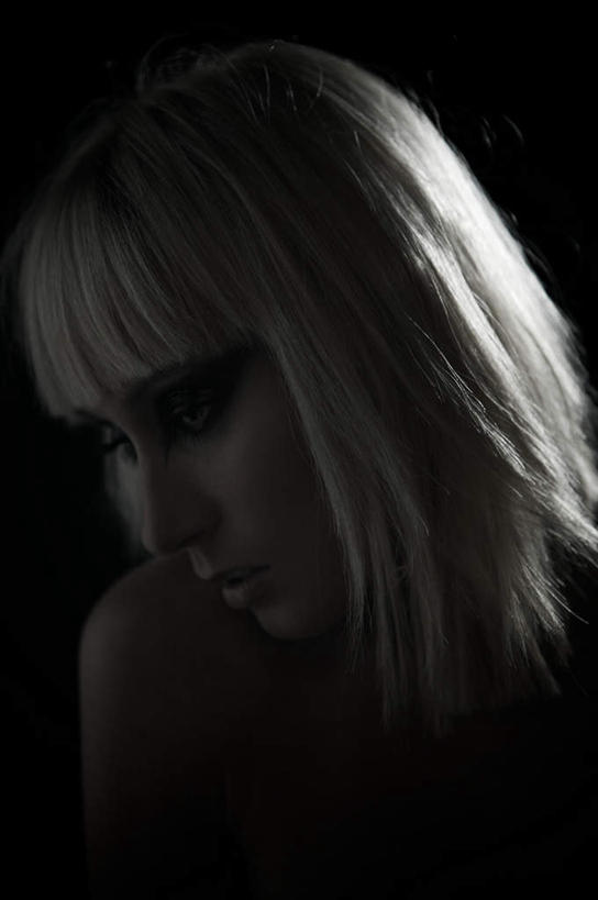 西方人,脸,头,脸颊,一个人,站,竖图,室内,特写,白天,正面,失败,寂寞,欧洲,欧洲人,仅一个年轻女性,仅一个女性,仅一个人,服装,沮丧,注视,休闲装,衣服,观察,看,站着,难受,休闲服,无奈,服饰,观看,失望,悲伤,察看,伤心,难过,关注,失落,颓废,挫败,受挫,落败,落空,错过,失足,失意,失策,失算,颓丧,衰颓,悲哀,懊丧,颓靡,气馁,丧气,孑立,败北,挫折,孤单,孤独,失利,年轻女性,女人,女性,白种人,头部,脸部,脸蛋,面部,站立,半身,彩图