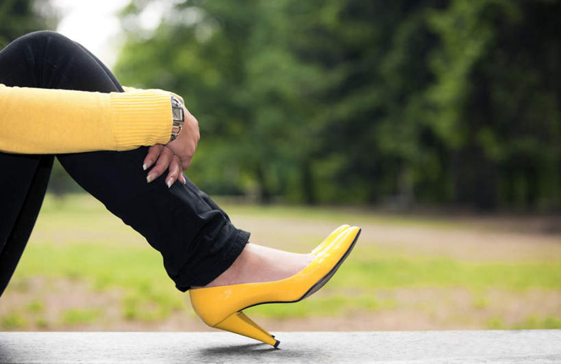 西方人,一个人,坐,抱,盘腿,横图,室外,白天,侧面,高跟鞋,时尚,草地,草坪,树林,植物,鞋子,欧洲,欧洲人,仅一个年轻女性,仅一个女性,仅一个人,服装,时间,时钟,手表,计时,休闲装,草,树,树木,衣服,黄色,绿色,钟表,休闲服,表,服饰,生长,成长,抱着,腕表,搂着,时髦,时兴,年轻女性,女人,女性,白种人,钟,搂,搂抱,盘腿而坐,盘膝,盘着腿的,盘着腿坐,双腿交叉,坐着,半身,彩图