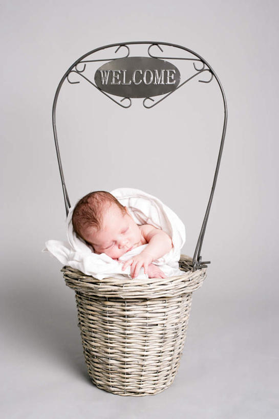 西方人,婴儿,儿童,一个人,躺,睡,交叉,竖图,俯视,室内,白天,白色背景,婴儿服装,纯洁,竹子,欧洲,欧洲人,仅一个人,竹制,服装,编织,篮子,休闲装,小孩,衣服,竹篮,休闲服,可爱,摄影,服饰,活泼,影棚,竹条,交织,竹制品,宝宝,纯真,烂漫,无邪,穿插,卧着,伶俐,天真,白种人,孩子,困,困觉,寝息,睡觉,躺着,卧,彩图,高角度拍摄,全身,影棚拍摄,婴儿服,拍摄