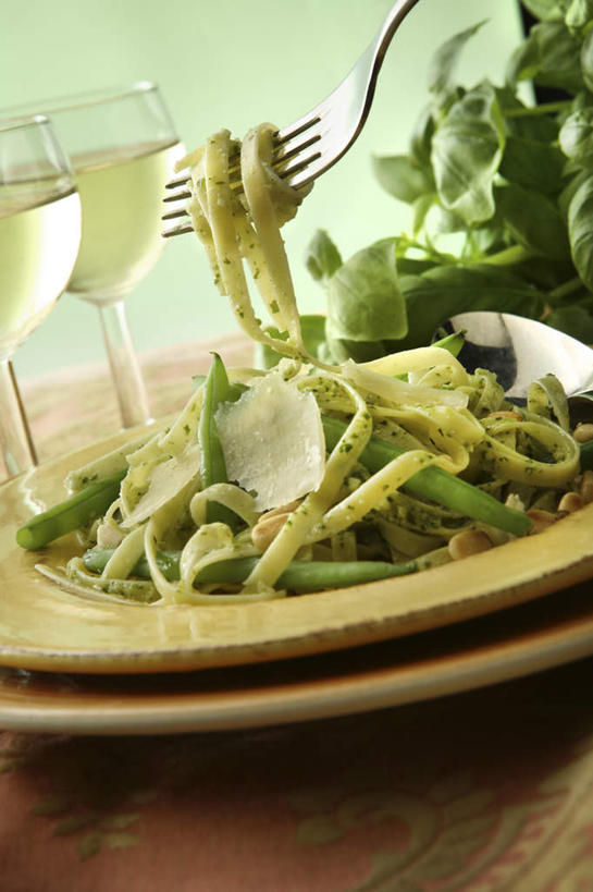 面食,面条,意大利面,红酒,葡萄酒,无人,竖图,俯视,室内,特写,白天,西餐,植物,蔬菜,餐具,阴影,新鲜,光线,叉子,碟子,盘,影子,面,香料,料理,食品,草药,白葡萄酒,酒类,中药,酒,食物,饮料,盘子,碟,香草,西式,有机食品,绿色食品,罗勒,紫苏,药材,中草药,餐叉,九层塔,圣约瑟夫草,甜罗勒,兰香,中药材,本草,进餐用具,彩图,高角度拍摄