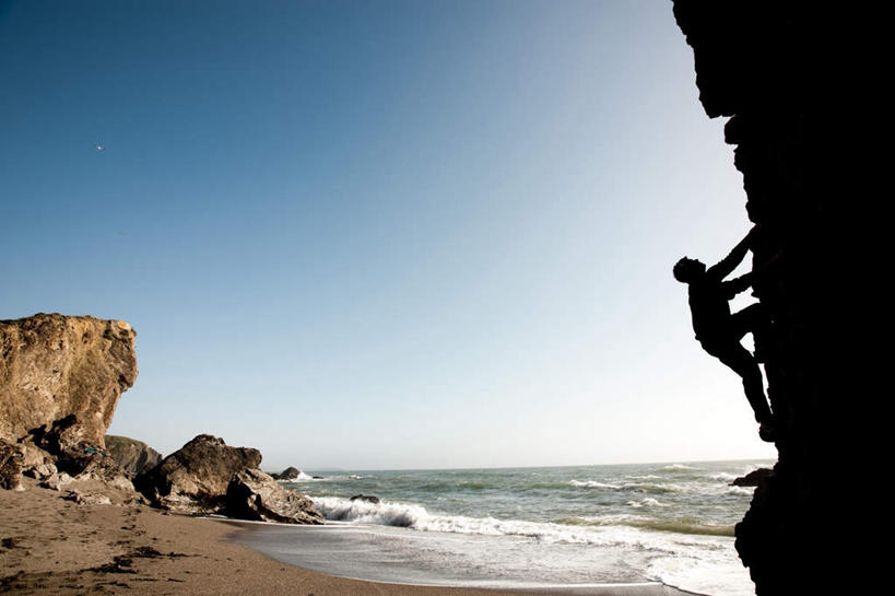 西方人,一个人,攀登,横图,室外,白天,侧面,锻炼,旅游,度假,探险,运动,攀岩,海浪,海洋,礁石,石头,美景,沙滩,山,山脉,欧洲,欧洲人,仅一个男性,仅一个人,握,波纹,飞溅,服装,溅,沙子,石子,液体,海岸,景观,浪花,山峰,水滴,水平线,辽阔,海平线,涟漪,沙地,山峦,背光,拿,拿着,注视,休闲装,娱乐,极限运动,水珠,仅一个年轻男性,衣服,蓝色,倒影,蓝天,水纹,天空,自然,海水,波浪,群山,天,观察,看,享受,休闲,广阔,休闲服,爬,景色,放松,握着,服饰,晴朗,观看,一望无际,察看,倒映,关注,喷洒,自然风光,室外运动,户外运动,逆光,海景,万里无云,水晕,无边无际,一马平川,反照,冒险,体育,男人,男性,年轻男性,白种人,大海,风浪,海,海水的波动,海滩,礁,近岸浪,石块,岩石,涌浪,晴空,晴空万里,登山,攀爬,彩图,全身,健身,水天相接,水天一线