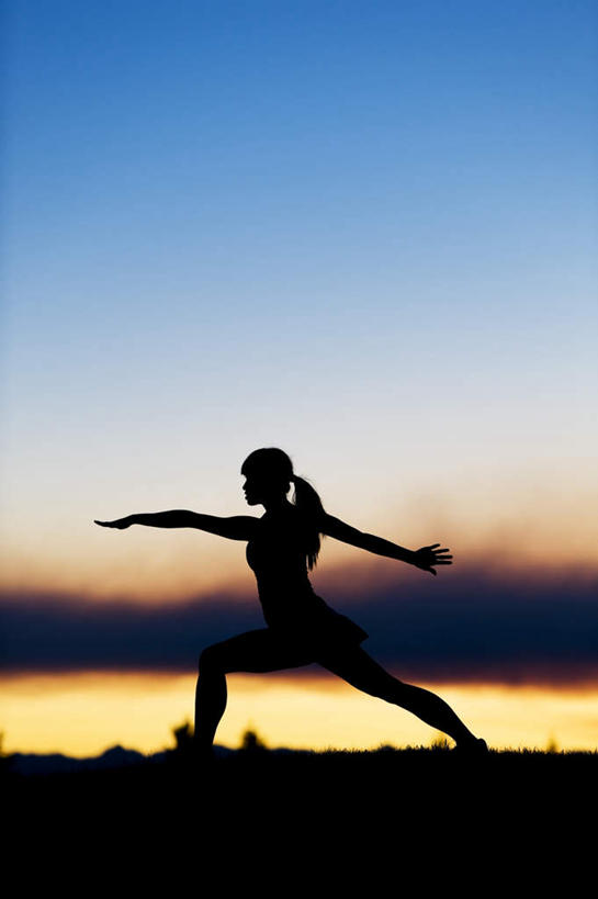 东方人,一个人,站,伸展双臂,竖图,室外,白天,侧面,日落,亚洲,仅一个年轻女性,仅一个女性,仅一个人,地平线,晚霞,霞光,落日,辽阔,地面,背光,黄种人,蓝色,蓝天,天空,黄昏,天,站着,广阔,彩霞,晴朗,一望无际,延伸,逆光,万里无云,天地相交,无边无际,一马平川,夕照,年轻女性,女人,女性,亚洲人,晴空,晴空万里,夕阳,敞开双臂,伸开双臂,展开双肩,站立,张开手臂,张开双臂,彩图,全身,斜阳