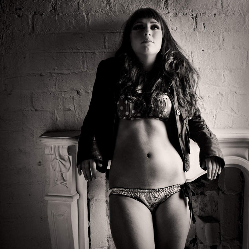 西方人,一个人,模特,站,方图,黑白,室内,白天,正面,欧洲,欧洲人,仅一个年轻女性,仅一个女性,仅一个人,撑,阴影,内衣,服装,朦胧,模糊,光线,影子,墙,灯光,注视,休闲装,外套,墙壁,墙面,衣服,观察,看,站着,休闲,休闲服,胸罩,文胸,服饰,观看,察看,撑着,关注,乳罩,胸衣,年轻女性,女人,女性,白种人,外衣,模特儿,站立,半身