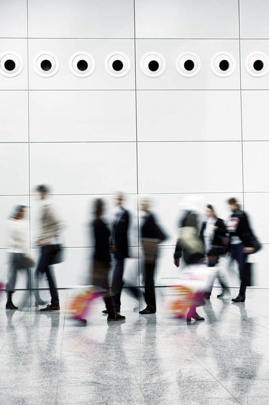 西方人,商务人士,商务男性,商店,走,拉,竖图,室内,白天,侧面,衬衫,购物,消费,超市,欧洲,欧洲人,握,套装,朦胧,模糊,拉杆箱,旅行箱,墙,走道,走廊,过道,许多人,拿,拿着,墙壁,墙面,行李箱,箱子,一群人,握着,金融,百货,出差,商务装,选购,贸易,工薪阶层,百货公司,血拼,男人,男性,年轻男性,年轻女性,女人,女性,白种人,白领,上班族,步行,散步,走路,彩图,全身,衬衣,旅行,购物商场,购物中心,商业中心