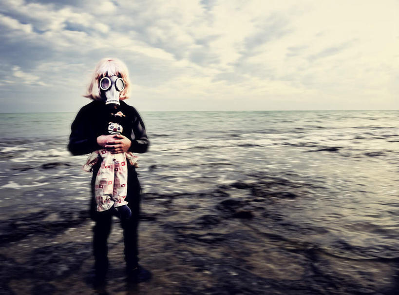 西方人,儿童,一个人,站,横图,室外,白天,正面,游戏,纯洁,安全,沙滩,玩具,欧洲,欧洲人,仅一个女性,仅一个人,服装,分离,面具,器材,沙子,海岸,水平线,云,云朵,辽阔,防护,海平线,沙地,过滤,玩,云彩,分开,休闲装,娱乐,小孩,衣服,蓝色,白云,蓝天,天空,天,站着,仅一个小孩,休闲,广阔,休闲服,隔断,可爱,童年,童趣,益智,遮掩,服饰,晴朗,活动,保护,隔离,一望无际,掩盖,遮挡,发泄,消遣,智力,面罩,净化,间隔,防毒面具,童真,烂漫,无邪,遮盖,宣泄,掩饰,断绝,隔开,屏蔽,屏绝,远离,中断,阻遏,阻隔,导气管,防护器材,滤毒罐,无边无际,一马平川,天真,女孩,女人,女性,白种人,孩子,海滩,晴空,玩耍,嬉戏,站立,彩图,全身,水天相接,水天一线,女生