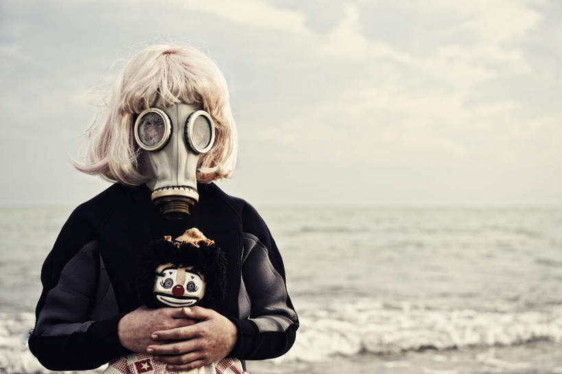 西方人,儿童,一个人,站,横图,室外,白天,正面,游戏,纯洁,安全,沙滩,玩具,欧洲,欧洲人,仅一个女性,仅一个人,服装,分离,面具,器材,沙子,海岸,水平线,云,云朵,辽阔,防护,海平线,沙地,过滤,玩,云彩,分开,休闲装,娱乐,小孩,衣服,蓝色,白云,蓝天,天空,天,站着,仅一个小孩,休闲,广阔,休闲服,隔断,可爱,童年,童趣,益智,遮掩,服饰,晴朗,活动,保护,隔离,一望无际,掩盖,遮挡,发泄,消遣,智力,面罩,净化,间隔,防毒面具,童真,烂漫,无邪,遮盖,宣泄,掩饰,断绝,隔开,屏蔽,屏绝,远离,中断,阻遏,阻隔,导气管,防护器材,滤毒罐,无边无际,一马平川,天真,女孩,女人,女性,白种人,孩子,海滩,晴空,玩耍,嬉戏,站立,半身,彩图,水天相接,水天一线,女生