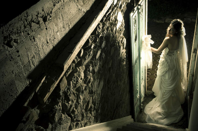 西方人,头发,一个人,新娘,横图,室内,白天,正面,婚纱,婚礼,快乐,神秘,复古,地毯,楼梯,欧洲,欧洲人,仅一个年轻女性,仅一个女性,仅一个人,庆祝,陈旧,阶梯,墙,结婚,墙壁,墙面,台阶,回头,转头,喜庆,金色,露背,纪念,秘密,奥秘,尤物,年轻女性,女人,女性,白种人,彩图,全身,婚礼服,礼服,高兴,佳丽,丽人,美人