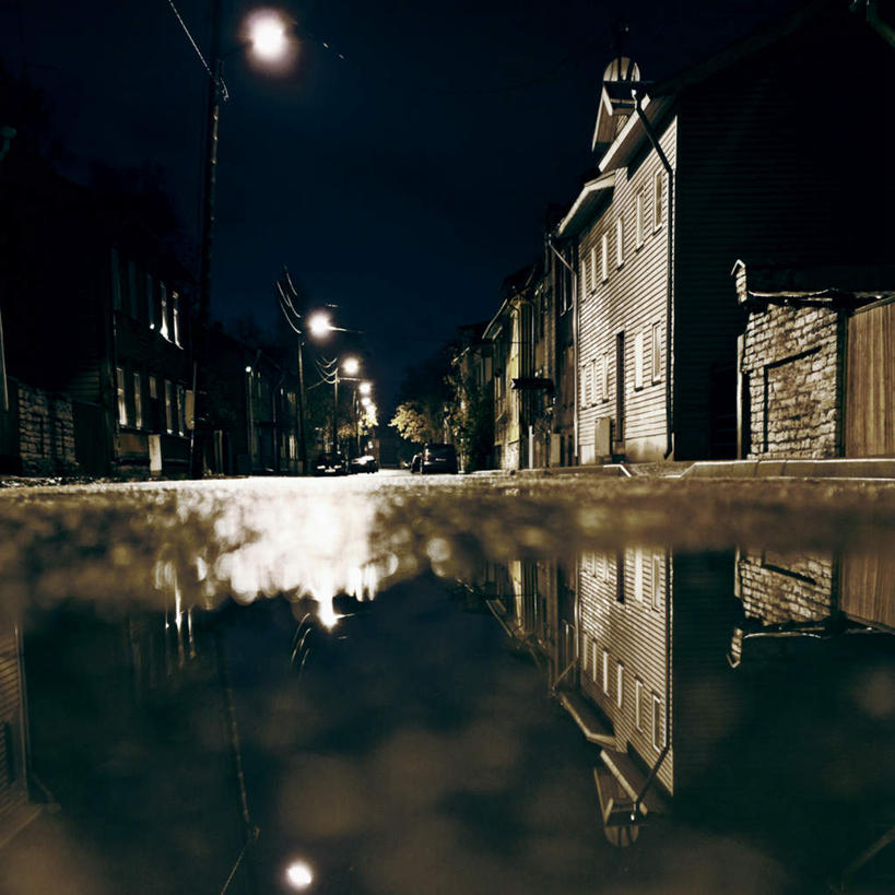 无人,家,方图,室外,夜晚,正面,旅游,度假,美景,城市风光,城市,建筑,街道,路灯,平静,反射,房屋,屋子,公寓,娱乐,建设,洋房,楼房,墙壁,墙面,住宅,倒影,享受,休闲,景色,安静,放松,积水,宁静,倒映,静谧,镇静,冷静,沉静,恬静,安祥,僻静,清静,太平,反照,水坑,彩图,房子