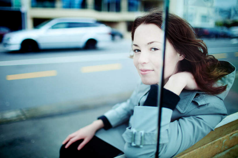 西方人,一个人,坐,横图,室外,白天,正面,道路,路,公路,汽车,椅子,欧洲,欧洲人,仅一个年轻女性,仅一个女性,仅一个人,一辆,撑,服装,木椅,分界线,停车线,交通,风衣,扭头,托腮,注视,休闲装,车,衣服,交通工具,轿车,观察,看,托,转头,休闲,休闲服,服饰,观看,车行道,车行道分界线,察看,关注,托下巴,载具,标线,车行线,年轻女性,女人,女性,白种人,马路,坐着,半身,彩图