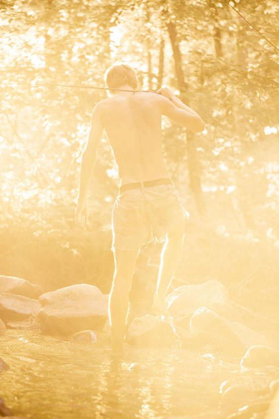 西方人,一个人,站,竖图,室外,白天,仰视,河流,石头,森林,树林,水,植物,雾,欧洲,欧洲人,仅一个男性,仅一个人,仅一个中年男性,握,波纹,服装,朦胧,模糊,石子,河水,水流,拿,拿着,注视,休闲装,裸露,树,树木,骑,衣服,绿色,水纹,自然,波浪,低头,观察,看,扛,站着,休闲,休闲服,握着,服饰,生长,成长,观看,迷雾,察看,关注,裸,扛在肩上,骑在肩上,男人,男性,中年男性,白种人,石块,大雾,站立,彩图,低角度拍摄,全身