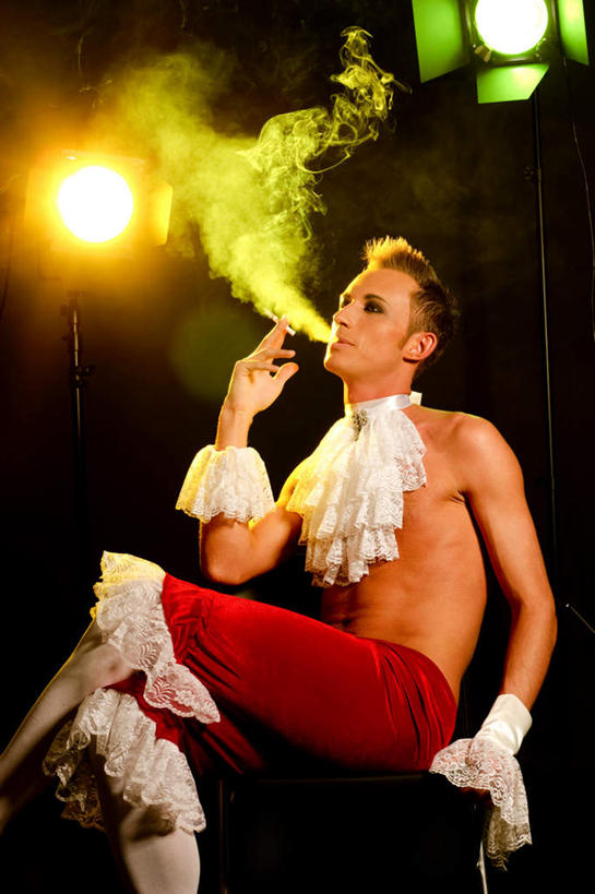 西方人,一个人,坐,吸烟,竖图,室内,白天,仰视,香烟,照明,欧洲,欧洲人,仅一个男性,仅一个人,撑,握,阴影,黑色背景,裤子,朦胧,模糊,光线,影子,灯光,蕾丝,二郎腿,拿,拿着,注视,裸露,灯,仅一个年轻男性,红色,灯具,观察,看,烟,握着,摄影,影棚,赤裸,观看,聚光灯,怪异,照亮,察看,撑着,照明设备,关注,裸,跷,独特,男人,男性,年轻男性,白种人,卷烟,烟草,纸烟,抽烟,坐着,半身,彩图,低角度拍摄,影棚拍摄,拍摄