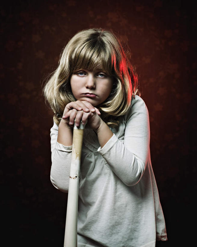 西方人,儿童,一个人,站,竖图,室内,白天,正面,纯洁,欧洲,欧洲人,仅一个女性,仅一个人,阴影,红色背景,服装,光线,棒球棒,影子,墙,灯光,注视,休闲装,墙壁,墙面,小孩,衣服,红色,观察,看,站着,仅一个小孩,休闲,休闲服,可爱,童年,童趣,摄影,服饰,影棚,观看,失望,察看,绝望,关注,童真,烂漫,无邪,扫兴,天真,女孩,女人,女性,白种人,孩子,站立,半身,彩图,影棚拍摄,拍摄,女生