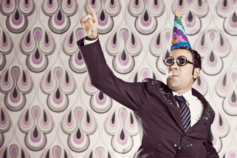 西方人,手,一个人,商务人士,商务男性,站,举,横图,室内,白天,正面,衬衫,西装,壁纸,房间,帽子,欧洲,欧洲人,仅一个男性,仅一个人,仅一个中年男性,一副,指,阴影,花纹,纸质,套装,正装,光线,图案,眼镜,影子,墙,灯光,领带,注视,职业装,生日帽,墙壁,墙面,一个,观察,回头,看,托,站着,转头,手部,单个,观看,察看,小丑帽,象征,庄重,关注,身份,近视眼镜,工薪阶层,三角帽,狂欢帽,派对帽,聚会帽,纸帽,正式,地位,男人,男性,中年男性,白种人,白领,上班族,墙纸,举起,举手,举着,向上举,向上伸,向上托,站立,半身,彩图,衬衣