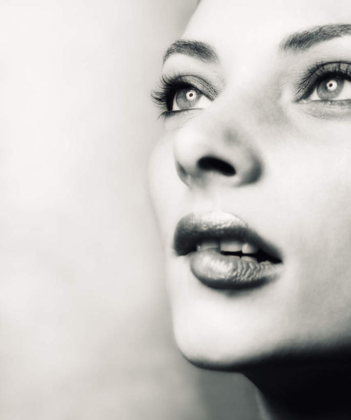 西方人,脸,头,眼睛,脸颊,眉毛,睫毛,一个人,站,竖图,室内,特写,白天,侧面,欧洲,欧洲人,瞳孔,仅一个年轻女性,仅一个女性,仅一个人,灰色背景,注视,观察,看,站着,妩媚,诱惑,眼部,摄影,影棚,观看,勾引,察看,关注,引诱,尤物,年轻女性,女人,女性,白种人,头部,睫,脸部,脸蛋,眉,面部,眼,眼睫毛,眼眉,站立,半身,彩图,影棚拍摄,拍摄,眼眉毛,佳丽,丽人,美人