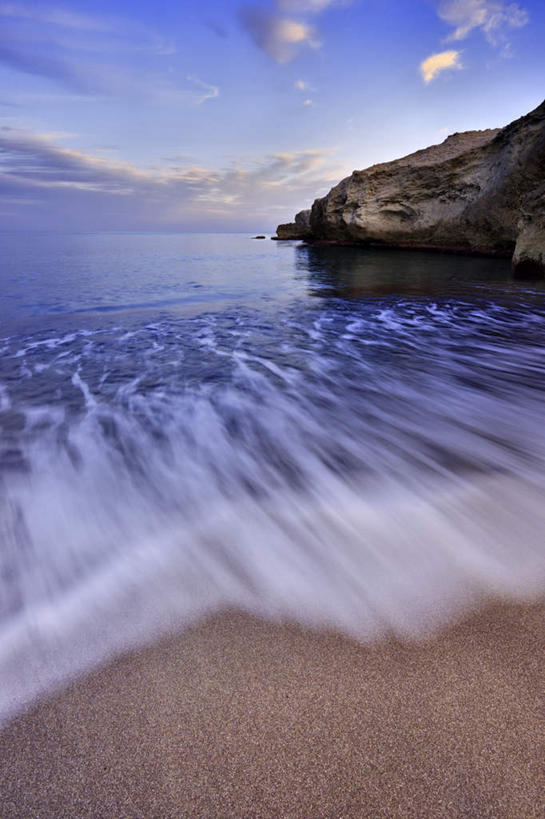 无人,竖图,室外,白天,正面,长时间曝光,旅游,度假,海浪,海洋,石头,美景,沙滩,山,山脉,西班牙,欧洲,阴影,光线,沙子,石子,影子,海岸,景观,浪花,山顶,山峰,水平线,云,云朵,辽阔,海平线,沙地,山峦,云彩,娱乐,安达卢西亚,蓝色,白云,蓝天,天空,阳光,自然,海水,群山,天,享受,休闲,广阔,景色,放松,晴朗,一望无际,南欧,自然风光,安达鲁西亚,海景,沉积岩,阿尔梅里亚,西班牙王国,安达卢西亚自治区,无边无际,一马平川,颠峰,极峰,水成岩,阿尔梅里亚省,大海,风浪,海,海水的波动,海滩,近岸浪,石块,岩石,涌浪,晴空,彩图,水天相接,水天一线