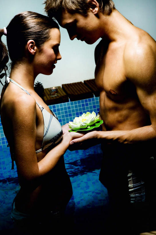 西方人,两个人,体育馆,游泳池,站,握手,捧,竖图,室外,白天,侧面,泳装,比基尼,爱情,纯洁,水,莲花,欧洲,欧洲人,阴影,盛开,光线,影子,水池,水面,浪漫,花蕾,注视,泳池,裸露,相视,花,花瓣,花朵,鲜花,一朵,蓝色,蓝天,天空,阳光,天,花苞,花蕊,观察,看,靠,靠着,站着,温暖,温馨,面对面,恩爱,恋人,晴朗,赤裸,观看,对视,和睦,察看,游泳馆,富贵,神圣,关注,裸,相对,纯净,万里无云,相看,六月花神,正直,荷花,六月春,藕花,水芙蓉,男人,男性,年轻男性,年轻女性,女人,女性,白种人,情侣,晴空,晴空万里,搀手,端,端着,拉手,捧着,手搀手,手拉手,手捧,手牵手,手握手,站立,半身,彩图,三点式,泳衣,伴侣,融洽