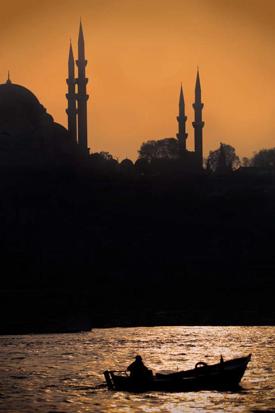 东方人,一个人,寺庙,坐,竖图,室外,白天,正面,旅游,度假,湖,湖泊,日落,山,山脉,水,标志建筑,地标,建筑,船,土耳其,亚洲,仅一个男性,仅一个人,阴影,服装,节日,光线,影子,湖面,山峰,水流,水面,晚霞,霞光,落日,木船,山峦,首都,背光,燃烧,注视,休闲装,黄种人,文化,娱乐,建设,仅一个年轻男性,衣服,阳光,黄昏,香火,庙宇,交通工具,湖水,群山,观察,看,祈祷,享受,休闲,健康,休闲服,旅游胜地,彩霞,放松,许愿,宗教,服饰,信仰,观看,纪念,祈求,察看,舟,伊斯兰教,关注,载具,清真寺,西亚,逆光,伊斯坦布尔,苏雷曼尼亚清真寺,夕照,平安,男人,男性,年轻男性,亚洲人,夕阳,坐着,半身,彩图,庙,寺,土耳其共和国,斜阳