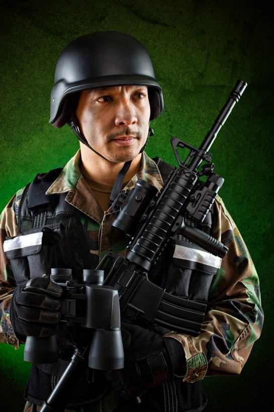 西方人,一个人,站,竖图,室内,白天,正面,安全,竞争,仪器,科技,帽子,欧洲,欧洲人,仅一个男性,仅一个人,对抗,眺望,握,绿色背景,阴影,服装,检查,研究,冲突,反射,分析,光线,科学,枪,头盔,望远镜,影子,防护,拿,拿着,注视,破坏,仅一个年轻男性,衣服,安全帽,手套,观察,看,站着,武器,清晰,探索,战争,握着,摄影,服饰,影棚,放大,观看,保护,仔细,损坏,科研,察看,科学技术,瞭望,攻击,聚焦,威胁,衣着,穿着,对立,关注,矛盾,兵器,迷彩服,保险,防御,远视镜,瞭望镜,敌对,挫败,斗争,抗拒,抗衡,光学,保全,周全,安稳,安定,清楚,杀伤,威慑,防护手套,双筒镜,双筒望远镜,衣饰,平安,危险,男人,男性,年轻男性,白种人,站立,半身,彩图,影棚拍摄,拍摄,光学仪器,千里镜