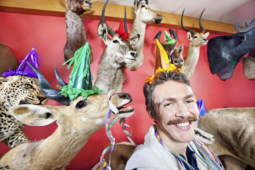 西方人,一个人,坐,笑,微笑,露齿笑,横图,室内,白天,正面,哺乳动物,鹿,野生动物,帽子,欧洲,欧洲人,仅一个男性,仅一个人,仅一个中年男性,一排,许多,吊挂,悬挂,纸质,整齐,标本,很多,挂,注视,生日帽,排列,动物,观察,看,可爱,活泼,观看,察看,小丑帽,队列,关注,三角帽,狂欢帽,派对帽,聚会帽,纸帽,男人,男性,中年男性,白种人,坐着,半身,彩图