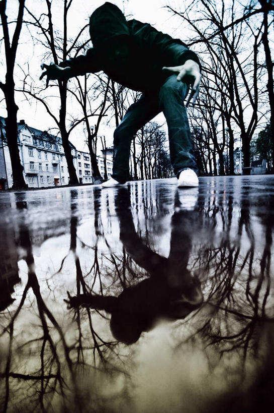 东方人,一个人,家,站,伸展双臂,竖图,室外,白天,仰视,树林,植物,窗户,道路,路,公路,帽子,亚洲,仅一个男性,仅一个人,弯腰,装饰,房屋,墙,屋子,公寓,交通,背光,注视,黄种人,洋房,楼房,玻璃窗,墙壁,墙面,住宅,树,树木,仅一个年轻男性,绿色,倒影,自然,观察,看,站着,积水,生长,成长,观看,张开双腿,华丽,修饰,点缀,察看,倒映,关注,逆光,弯身,衬托,美观,雅致,雅观,反照,展开双腿,男人,男性,年轻男性,亚洲人,马路,敞开双臂,伸开双臂,展开双肩,站立,张开手臂,张开双臂,彩图,低角度拍摄,全身,房子,伸展双腿