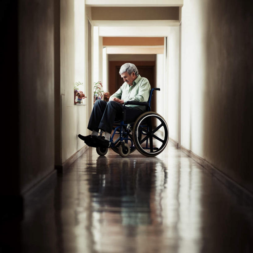 西方人,手,一个人,医院,坐,方图,室内,白天,侧面,地板,欧洲,欧洲人,仅一个男性,仅一个人,撑,阴影,服装,反射,工具,影子,墙,走道,走廊,过道,地面,托腮,注视,休闲装,木地板,墙壁,墙面,衣服,轮椅,低头,复健,观察,看,托,仅一个老年男性,休闲,康复,手部,休闲服,器械,服饰,观看,察看,医疗设备,关注,托下巴,医疗器械,残疾,医疗工具,医疗机构,辅助设备,老年男性,男人,男性,白种人,坐着,半身,彩图,病院,诊所