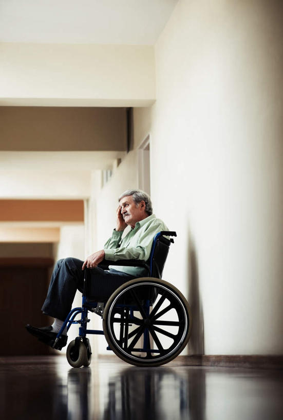 西方人,手,一个人,医院,坐,竖图,室内,白天,侧面,地板,欧洲,欧洲人,仅一个男性,仅一个人,撑,阴影,服装,反射,工具,影子,墙,走道,走廊,过道,地面,托腮,注视,休闲装,木地板,墙壁,墙面,衣服,轮椅,复健,观察,看,托,仅一个老年男性,休闲,康复,手部,休闲服,器械,服饰,观看,察看,医疗设备,关注,托下巴,医疗器械,残疾,医疗工具,医疗机构,辅助设备,老年男性,男人,男性,白种人,坐着,半身,彩图,病院,诊所