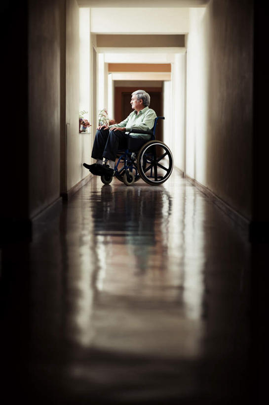 西方人,手,一个人,医院,坐,竖图,室内,白天,侧面,地板,欧洲,欧洲人,仅一个男性,仅一个人,撑,阴影,服装,反射,工具,影子,墙,走道,走廊,过道,地面,托腮,注视,休闲装,木地板,墙壁,墙面,衣服,轮椅,复健,观察,看,托,仅一个老年男性,休闲,康复,手部,休闲服,器械,服饰,观看,察看,医疗设备,关注,托下巴,医疗器械,残疾,医疗工具,医疗机构,辅助设备,老年男性,男人,男性,白种人,坐着,半身,彩图,病院,诊所