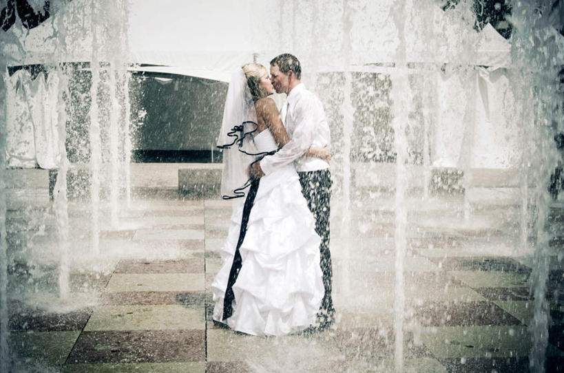 西方人,两个人,家庭,夫妻,新娘,新郎,抱,吻,横图,室外,白天,侧面,婚纱,爱情,婚礼,快乐,水,喷泉,欧洲,欧洲人,阴影,飞溅,庆祝,溅,光线,瓷砖,地砖,液体,影子,景观,水滴,地面,结婚,浪漫,文化,水珠,阳光,品味,温暖,温馨,喜庆,一家人,恩爱,恋人,抱着,纪念,和睦,搂着,喷洒,水景,美观,男人,男性,年轻男性,年轻女性,女人,女性,白种人,年轻人,夫妇,情侣,设计,怀抱,搂,搂抱,亲,亲吻,相抱,拥抱,彩图,全身,婚礼服,礼服,高兴,伴侣,融洽