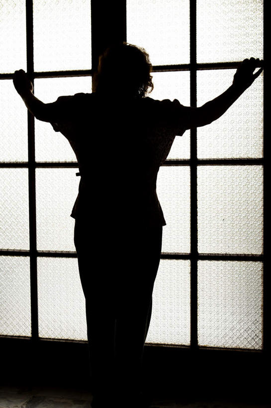 西方人,一个人,站,伸展双臂,竖图,黑白,室内,白天,窗户,落地窗,玻璃,欧洲,欧洲人,仅一个女性,仅一个人,阴影,反射,影子,注视,玻璃窗,玻璃制品,背面,观察,看,站着,仅一个老年女性,观看,察看,关注,老年女性,女人,女性,白种人,敞开双臂,伸开双臂,展开双肩,站立,张开手臂,张开双臂,半身