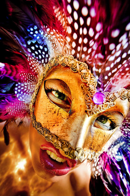 西方人,脸,头,眼睛,脸颊,眉毛,睫毛,手,一个人,竖图,室内,特写,白天,正面,神秘,羽毛,欧洲,欧洲人,瞳孔,仅一个年轻女性,仅一个女性,仅一个人,轻盈,柔软,面具,紫色,手部,金色,眼部,摄影,影棚,优美,富贵,庄重,高贵,消极,忠诚,化妆舞会,轻柔,富丽,冷色,名誉,荣华,孤寂,年轻女性,女人,女性,白种人,头部,睫,脸部,脸蛋,眉,面部,眼,眼睫毛,眼眉,半身,彩图,影棚拍摄,拍摄,眼眉毛,奢华