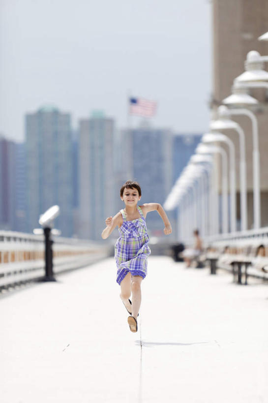 西方人,儿童,一个人,高楼大厦,笑,微笑,竖图,室外,白天,正面,纯洁,大厦,道路,建筑,路,摩天大楼,公路,旗帜,国旗,欧洲,美国,欧洲人,仅一个女性,仅一个人,交通,小孩,蓝色,奔跑,仅一个小孩,可爱,童年,童趣,北美,北美洲,美洲,童真,烂漫,无邪,背带裙,北亚美利加洲,亚美利加洲,天真,女孩,女人,女性,白种人,孩子,旗,马路,彩图,全身,大楼,高层建筑,高楼,摩天楼,女生