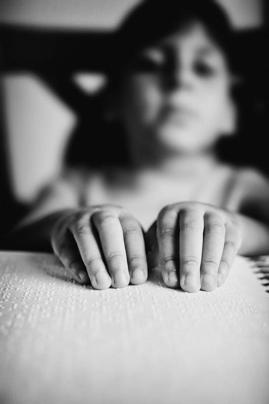 西方人,儿童,手,一个人,竖图,黑白,室内,特写,白天,仰视,纯洁,欧洲,欧洲人,仅一个男性,仅一个人,握,朦胧,模糊,拿,拿着,小孩,仅一个小孩,手部,可爱,童年,童趣,握着,童真,烂漫,无邪,天真,男孩,男人,男性,白种人,孩子,半身,低角度拍摄,男生