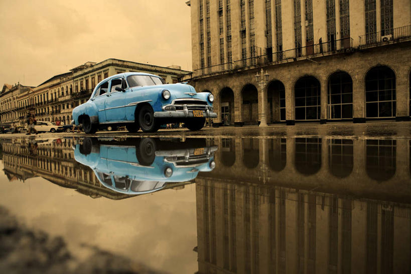 无人,横图,室外,白天,正面,度假,美景,窗户,门,城市风光,城市,汽车,一辆,阴影,透明,反射,影子,景观,水面,娱乐,玻璃窗,车,蓝色,门框,交通工具,轿车,行驶,享受,休闲,景色,放松,积水,拱形,载具,理智,沉静,冷色,高深,冷淡,彩图