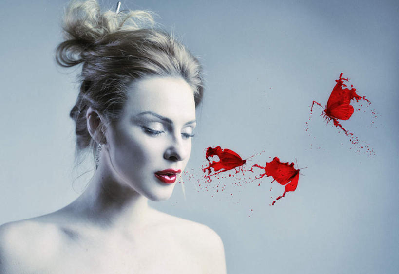 西方人,脸,头,脸颊,头发,一个人,闭眼,横图,室内,特写,白天,正面,水,蝴蝶,欧洲,欧洲人,仅一个年轻女性,仅一个女性,仅一个人,阴影,飞溅,溅,反射,血,昆虫,液体,影子,水滴,裸露,水珠,动物,唇膏,口红,金色,血液,喷洒,裸,益虫,年轻女性,女人,女性,白种人,头部,脸部,脸蛋,面部,闭眼睛,闭着眼,闭着眼睛,半身,彩图