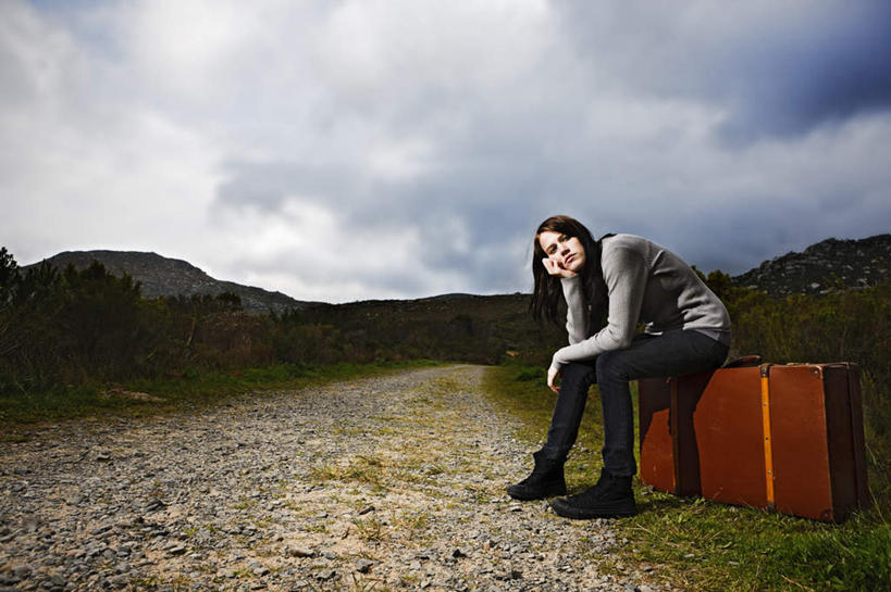 西方人,一个人,坐,横图,室外,白天,侧面,旅游,度假,山,山脉,道路,路,手提箱,欧洲,欧洲人,仅一个年轻女性,仅一个女性,仅一个人,撑,阴影,服装,光线,影子,山峰,云,云朵,小路,交通,山峦,云彩,托腮,注视,休闲装,娱乐,衣服,蓝色,白云,蓝天,天空,阳光,群山,天,观察,看,托,享受,休闲,休闲服,放松,服饰,观看,察看,关注,托下巴,年轻女性,女人,女性,白种人,坐着,彩图,全身